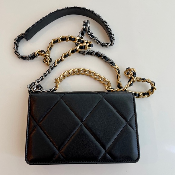 CHANEL 19 WALLET ON CHAIN - Picture 9 of 13